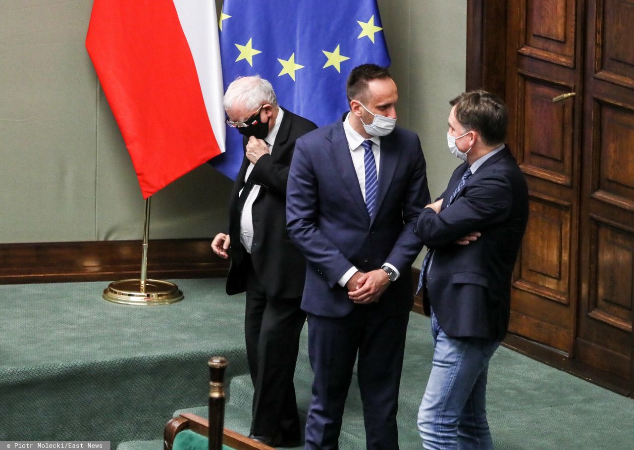 J. Kaczyński, J. Kowalski i Z. Ziobro w Sejmie 