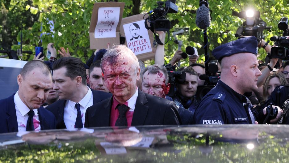 Ambasador oblany czerwoną cieczą. jest reakcja rosyjskiego MSZ 