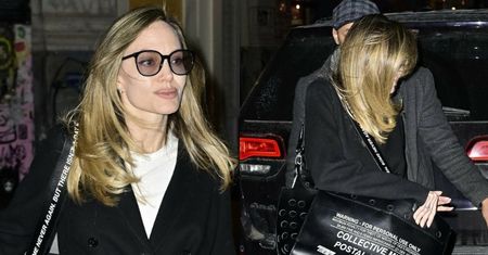 Naturalna Angelina Jolie z ODMIENIONĄ fryzurą "przyłapana" na ulicach Nowego Jorku. Udana metamorfoza? (ZDJĘCIA)