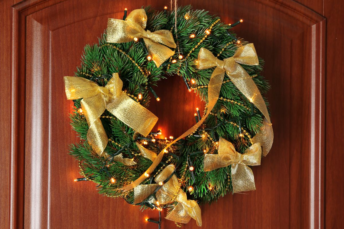 Unlock your inner artist: DIY guide for festive and eco-friendly holiday door wreaths