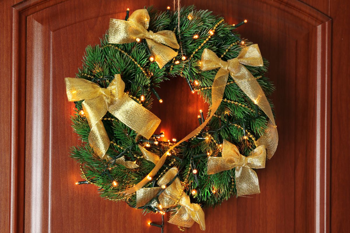 You can prepare a holiday door decoration in a few steps.