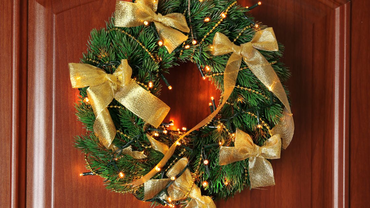 Stroik świąteczny na drzwi przygotujesz w kilku krokach