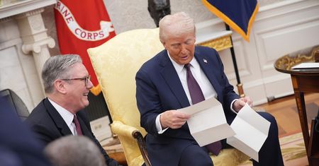 Donald Trump łamie brytyjskie protokoły. Pokazał, co napisał król Karol III