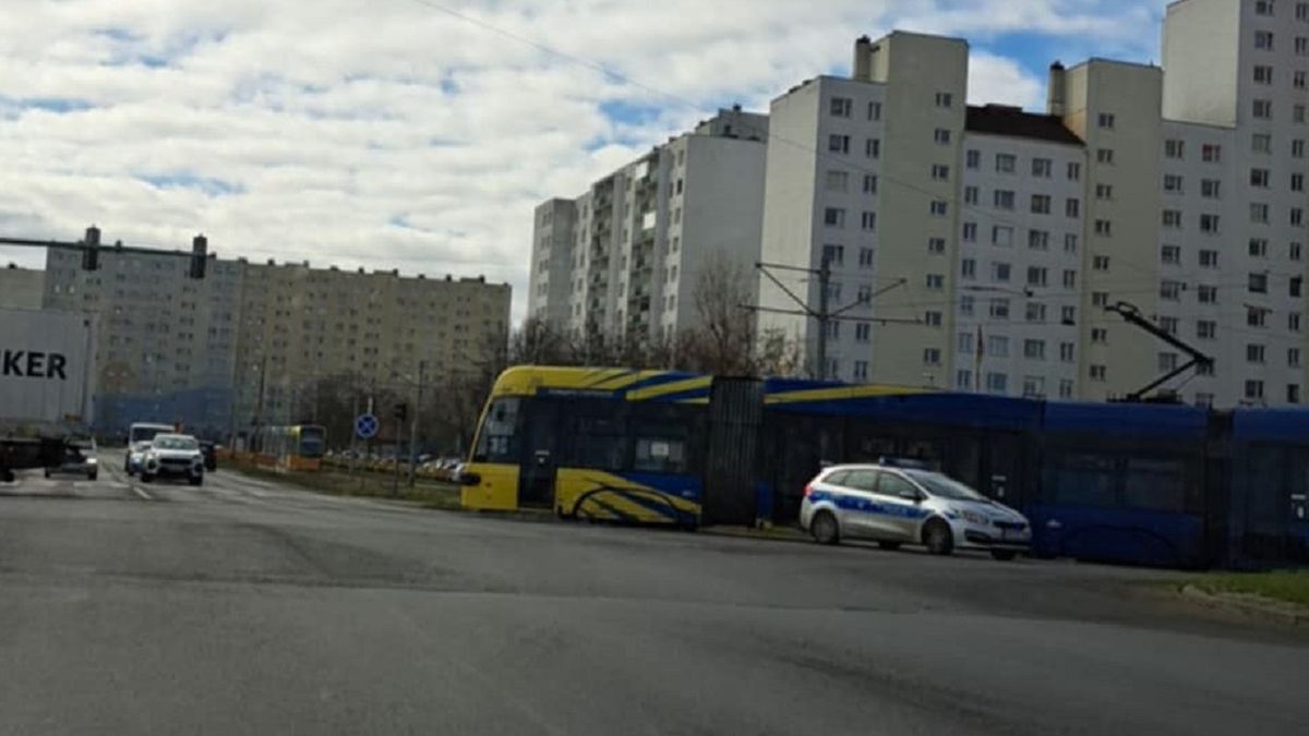W Toruniu doszło do wykolejenia tramwaju