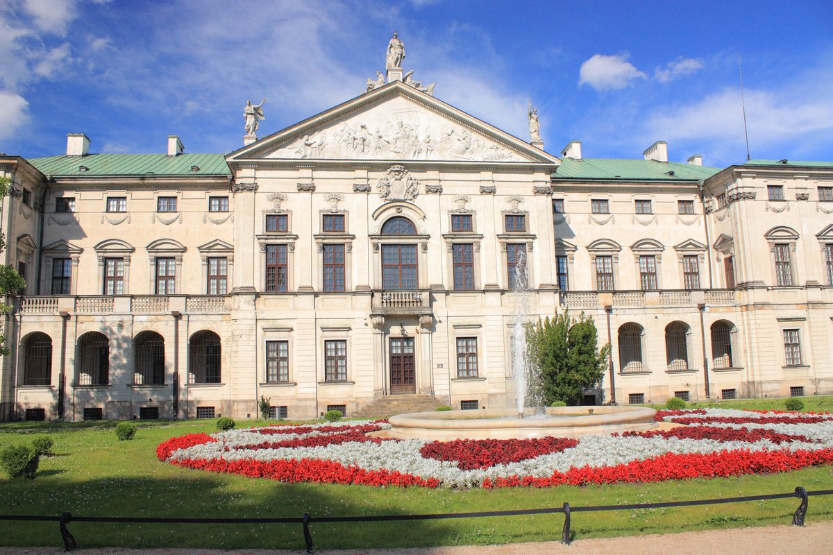 Przez lata pałac Krasińskich był trudno dostępny dla turystów. Teraz odwiedzić go może każdy