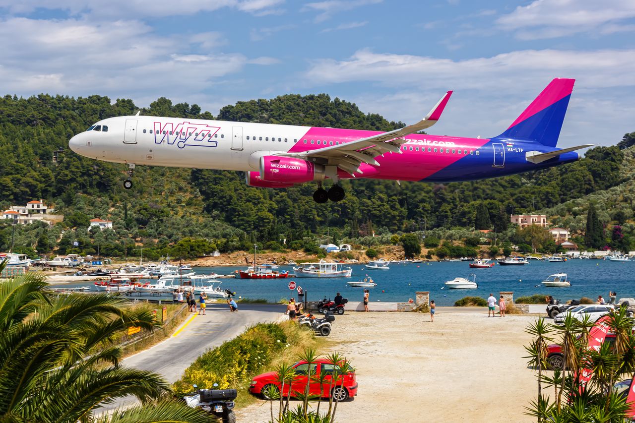 Samolot Wizz Air ląduje na Skiathos