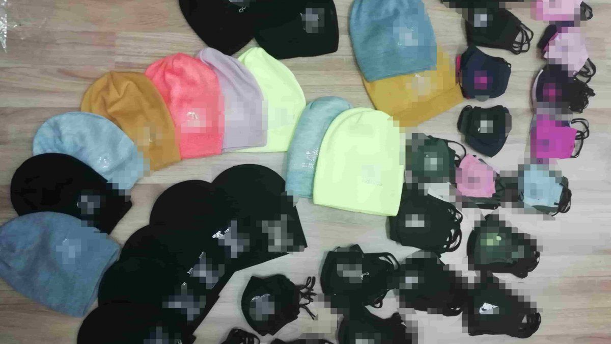 53-latka oferowała "markowe" czapki i maseczki ochronne 