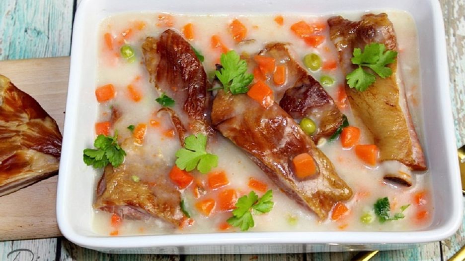 Mięciutkie i aromatyczne żeberka. Prosty przepis na rodzinny obiad