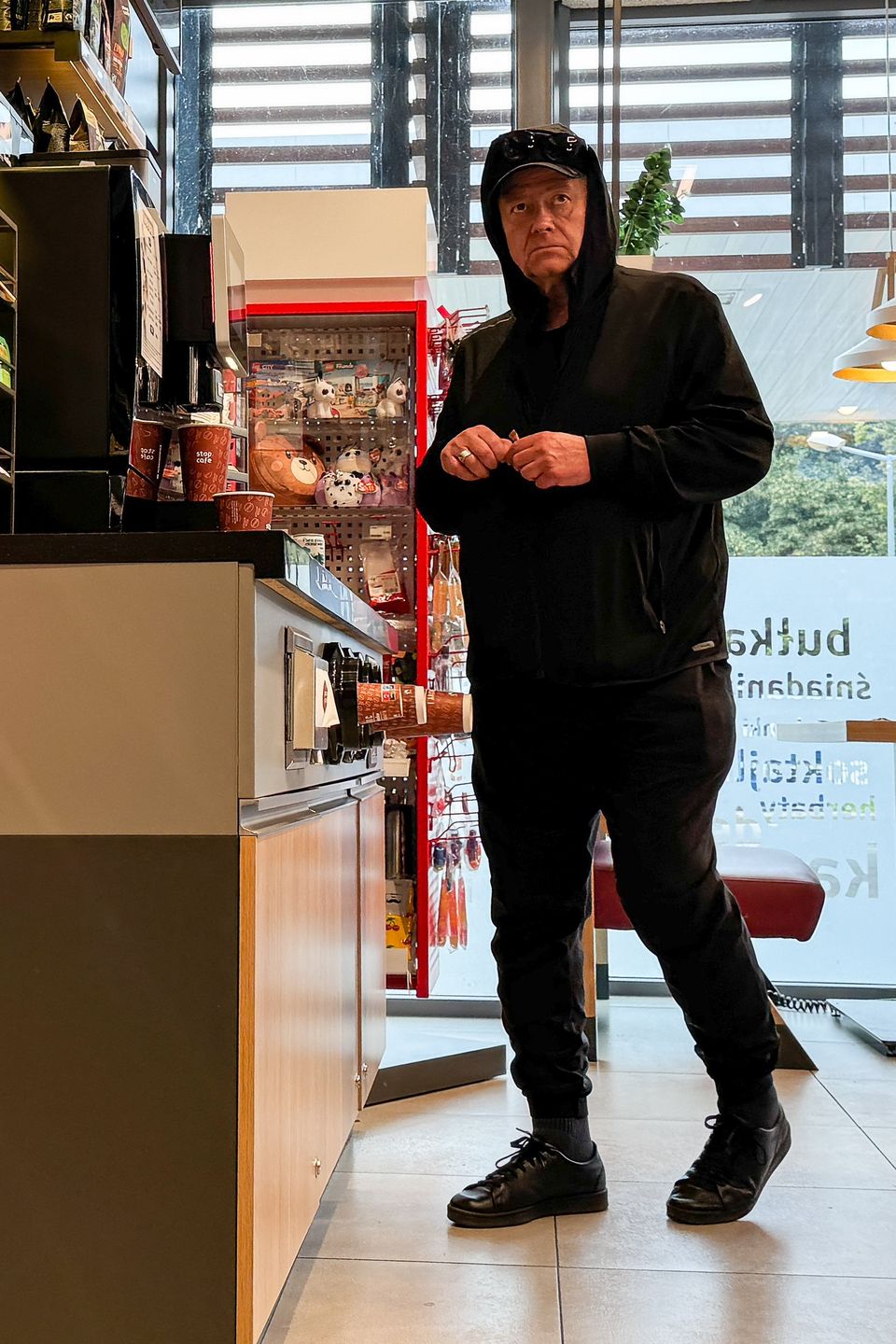 Olaf Lubaszenko robi zakupy na stacji benzynowej