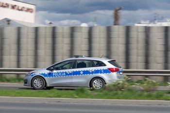 Dolny Śląsk: Dramatyczny pościg za kierowcą. Policja goniła go przez kilka powiatów. Auto w końcu dachowało