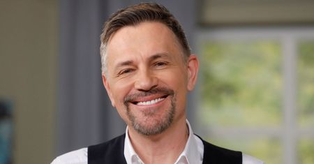 Krzysztof Ibisz szykuje się do narodzin dziecka. Pokazał własną "torbę porodową"