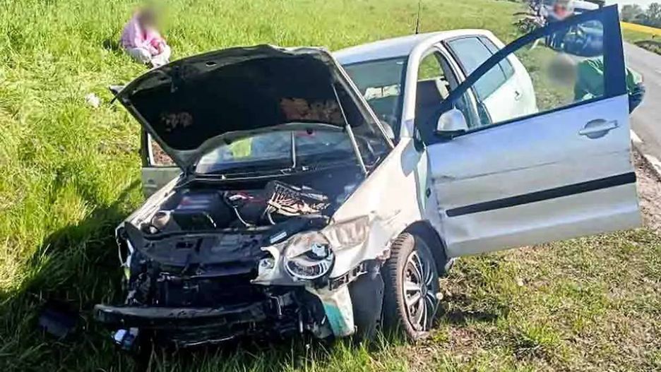 20-latka wyprzedzając ciężarówkę na DK12 wypadła z drogi