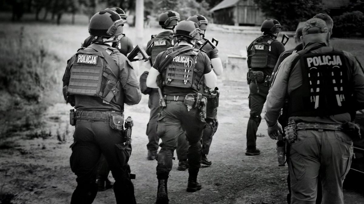 Policjanci szukają przedmiotów, które mogły należeć do 57-latka