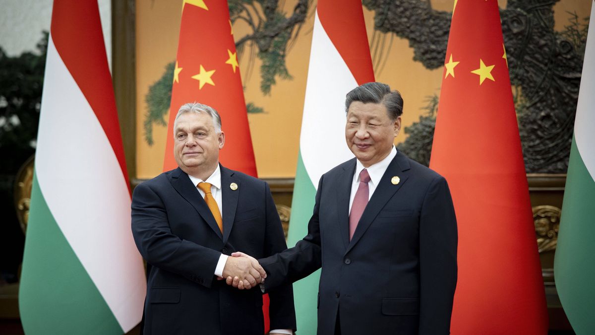 Hungary's Prime Minister Viktor Orban visits China
epa10923066 In this picture issued by the Hungarian PM's Press Office shows Chinese President Xi Jinping (R) shaking hands with Hungarian Prime Minister Viktor Orban before their bilateral meeting in the Great Hall of the People in Beijing, China, 17 October 2023.  EPA/ZOLTAN FISCHER / HUNGARIAN PM'S PRESS OFFICE / HANDOUT HANDOUT EDITORIAL USE ONLY/NO SALES HANDOUT EDITORIAL USE ONLY/NO SALES HANDOUT EDITORIAL USE ONLY/NO SALES 
Dostawca: PAP/EPA.
ZOLTAN FISCHER / HUNGARIAN PM'S PRESS OFFICE / HANDOUT