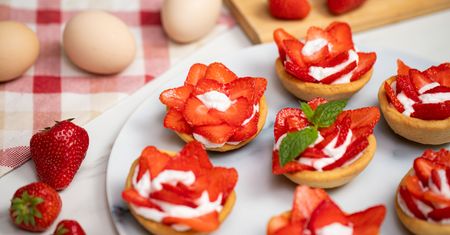 Odwracam formę na muffiny i układam na niej ciasto. Na widok tego deseru goście aż piszczą