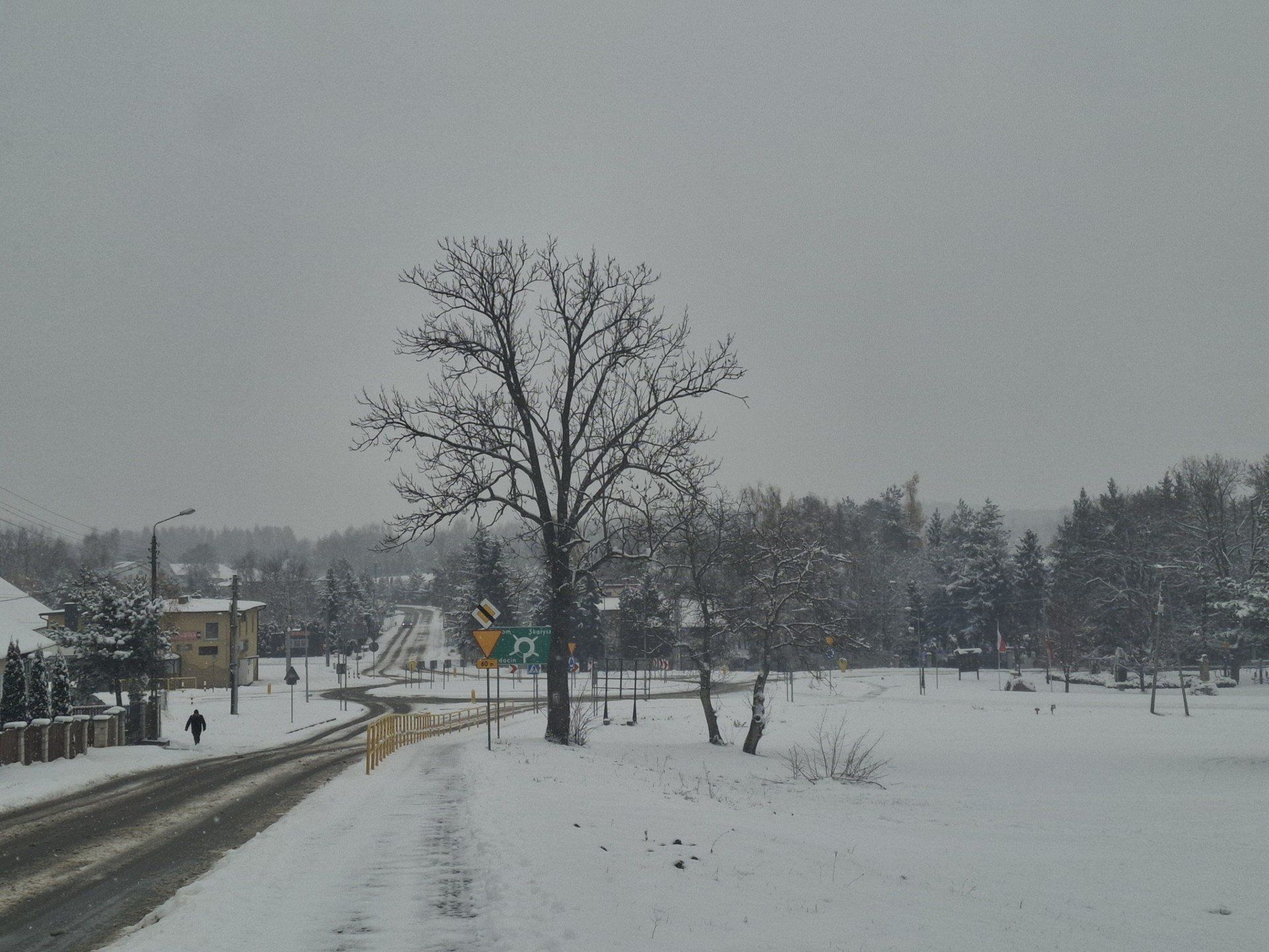 Podjazd o nachyleniu 10% to zawsze o tej porze jedno z najniebezpieczniejszych miejsc w centrum Kowali. Kierowcy muszą tutaj zachować szczególną ostrożność. 