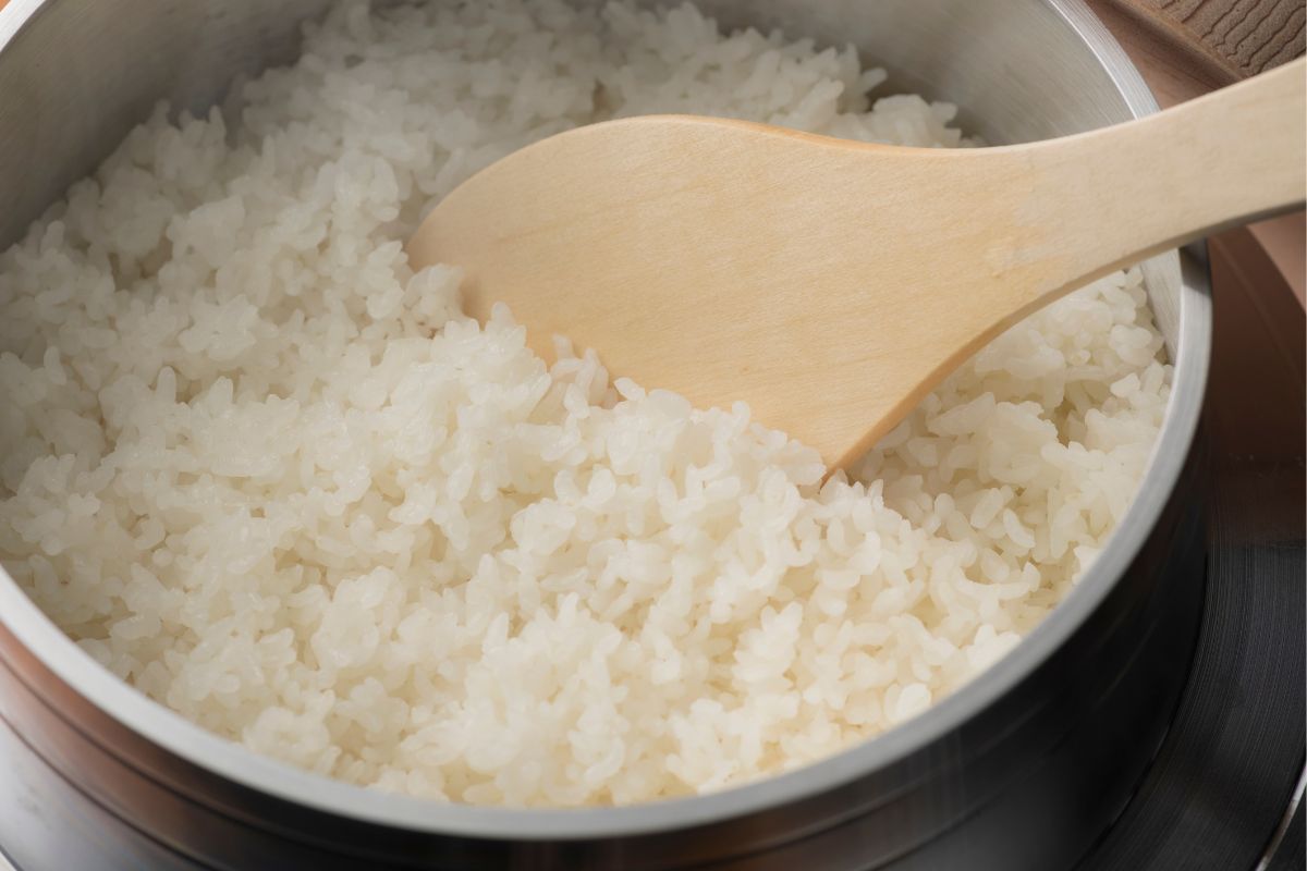 Before cooking rice, it's worth rinsing it. This way, we get rid of substances like arsenic.