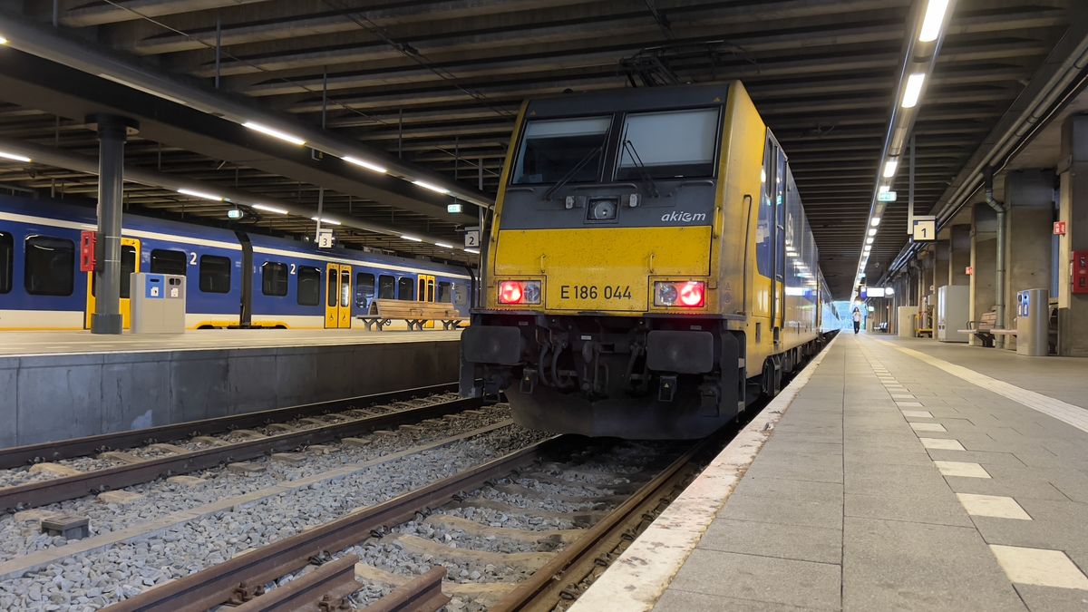 AMSTERDAM, NETHERLANDS - SEPTEMBER 09: A general view of the central station after train services were cancelled due to a railway workers strike in Amsterdam, the Netherlands on September 09, 2022. Railway workers' strike in the Netherlands cause travel disruptions and badly affect the life of city's residents. It is one of the latest strikes in Europe against inflation and the rising cost of living. Dutch Railways workers decided to strike after their demands for an increase in salaries were rejected. (Photo by Abdullah Asiran/Anadolu Agency via Getty Images)