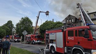 Pożar domu jednorodzinnego przy ulicy Sandomierskiej. Droga zablokowana