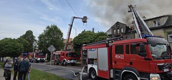 Pożar domu jednorodzinnego przy ulicy Sandomierskiej. Droga zablokowana