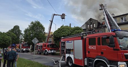 Pożar domu jednorodzinnego przy ulicy Sandomierskiej. Droga zablokowana