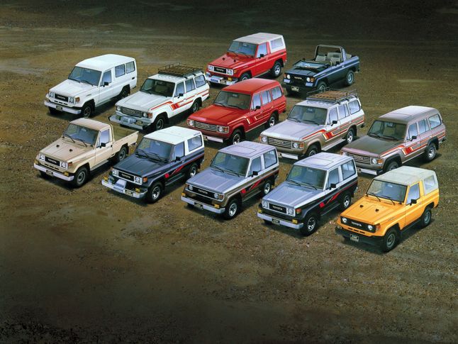 Gdy kończono produkcję Land Cruisera J6 w roku 1989, Toyota miała już trzy linie modelowe. Choć wydaje się, że na tym obrazku widać tylko dwie, to tak naprawdę są tutaj Land Cruisery J7 w wersji heavy duty, J7 w wersji light duty (później zwane Prado) oraz Station Wagony (przed liftingiem).