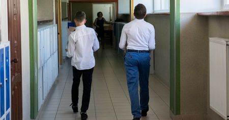 Sejm przegłosował ustawę o resocjalizacji nieletnich. "Umożliwia stosowanie wobec dzieci i młodzieży siły fizycznej, kajdanek"
