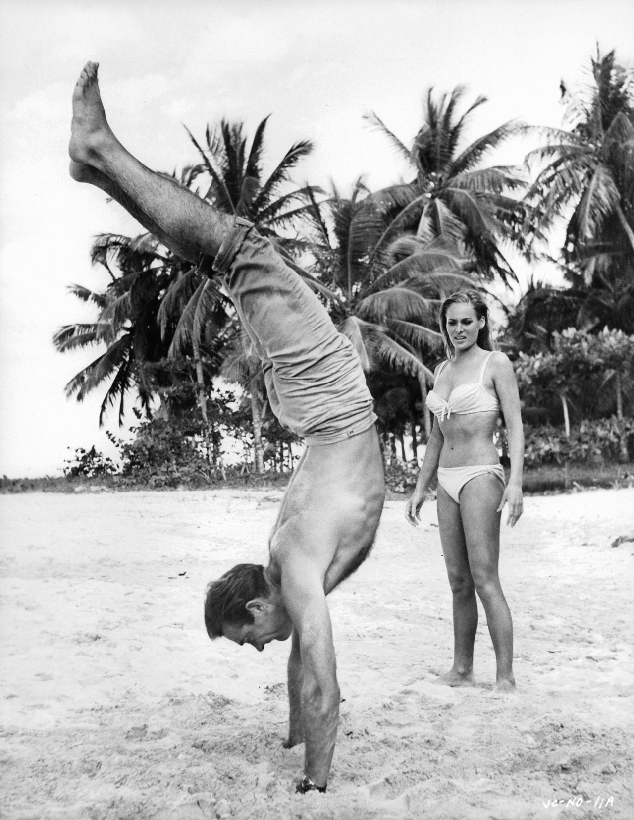 Sean Connery i Ursula Andress na planie filmu "Doktor No"