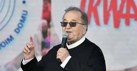 Przeproszą za memy z papieżem? Masowe modlitwy organizuje Radio Maryja