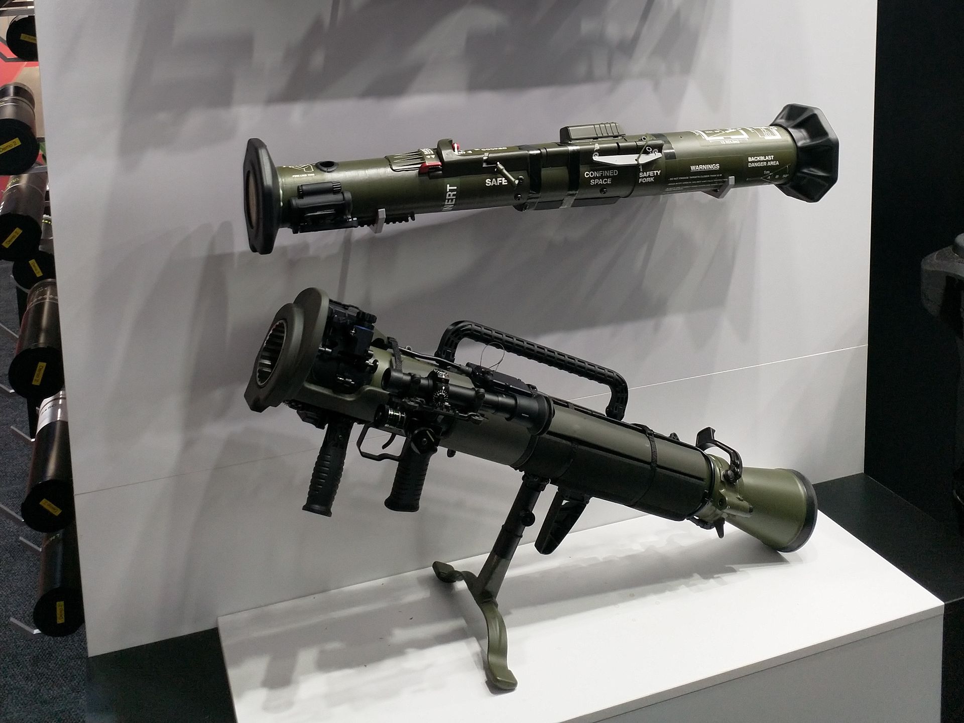 Działo bezodrzutowe Carl Gustaf M4 w otoczeniu granatników AT4.