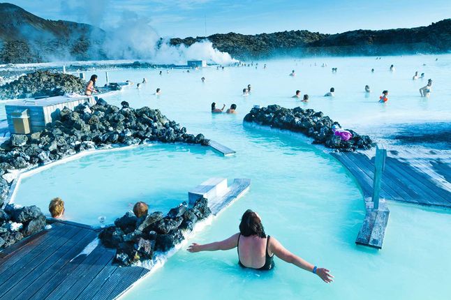 Prezentowane zdjęcia ukazują najpiękniejsze widoki świata, uchwycone przez fotografów w tym roku. Oczywiście nie są to jeszcze wyniki konkursu, ale mogą znacznie sugerować to, jaka treść jest pożądana przez Nat Geo. Piękne krajobrazy ukazują zjawiskowość natury od gorących Włoch, aż po łąki i wodospady Islandii.