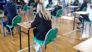 Wyniki Egzaminu Ósmoklasisty 2025 we wszystkich szkołach powiatu buskiego. Która placówka wypadła najlepiej, a która najgorzej?