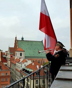 Warszawa. Straż Miejska odegrała hymn z Zamku Królewskiego