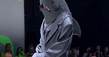 Fashion Week w Berlinie. W stroju rekina na wybiegu. Nagranie niesie się po sieci