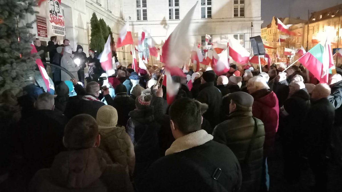 W Bydgoszczy manifestowali zwolennicy PiS, domagali się uwolnienia Kamińskiego oraz Wąsika