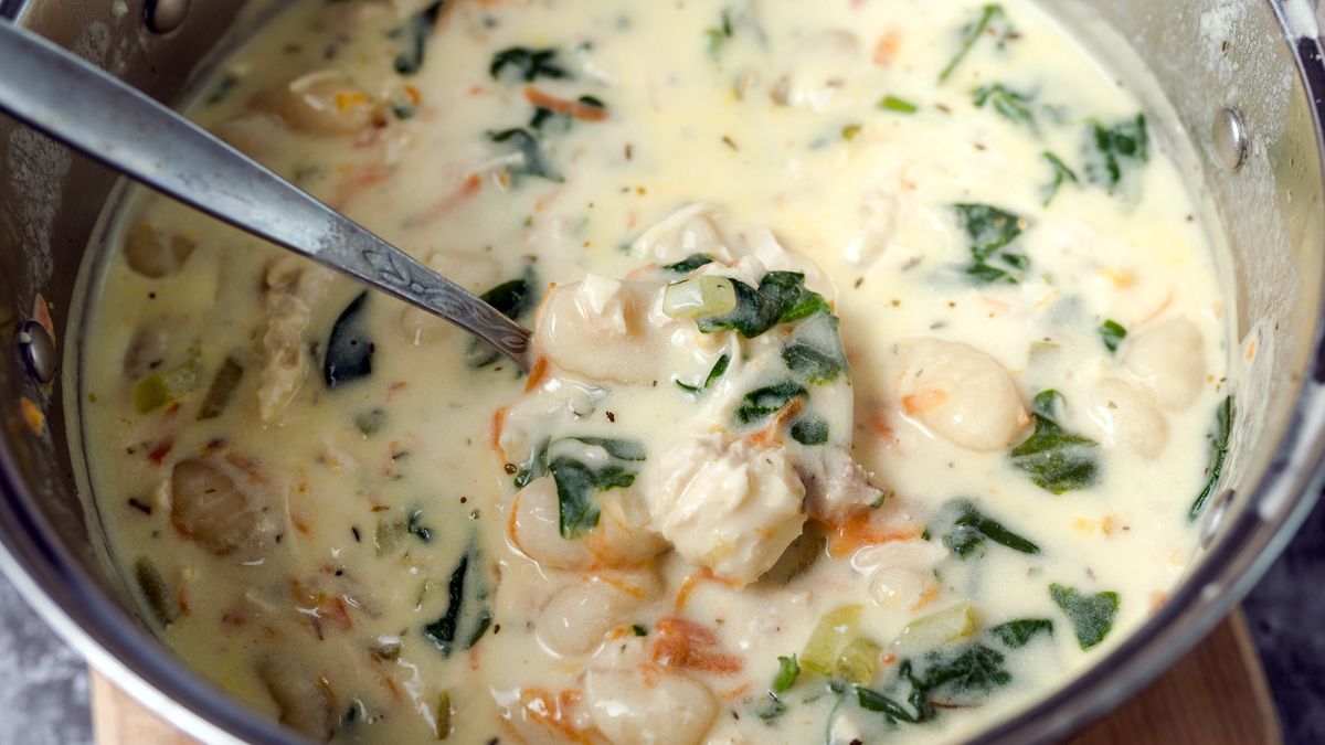 Włosi podają zupę kurczakową ze szpinakiem i kluseczkami gnocchi