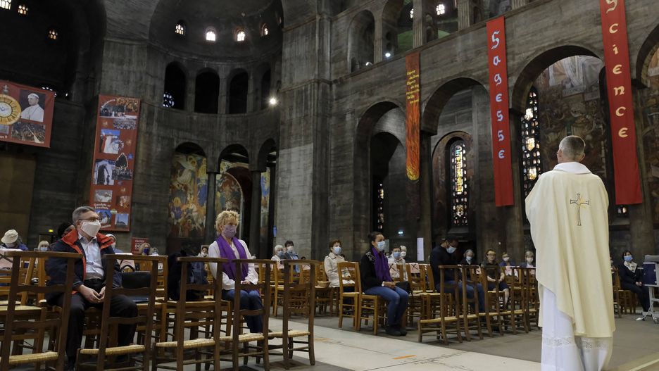Koronawirus wpłynął na postawy religijne Polaków