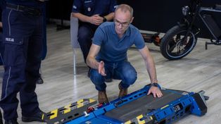 Poznań: Policja testuje mobilną hamownię. Nowe narzędzie ma pomóc w kontrolach hulajnóg i rowerów elektrycznych
