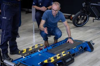 Poznań: Policja testuje mobilną hamownię. Nowe narzędzie ma pomóc w kontrolach hulajnóg i rowerów elektrycznych