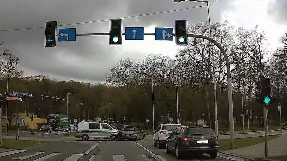 Radiowóz staranował suzuki. Już wiadomo, kto dostał mandat