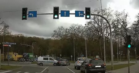 Radiowóz staranował suzuki. Już wiadomo, kto dostał mandat