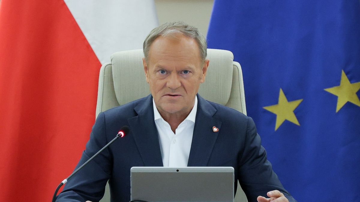 Warszawa, 01.04.2025. Premier Donald Tusk przed zakończeniem posiedzenia rządu w KPRM w Warszawie, 1 bm. Ministrowie mają zająć się m.in. projektem uchwały w sprawie rządowej strategii współpracy z Polonią. (mr) PAP/Paweł Supernak