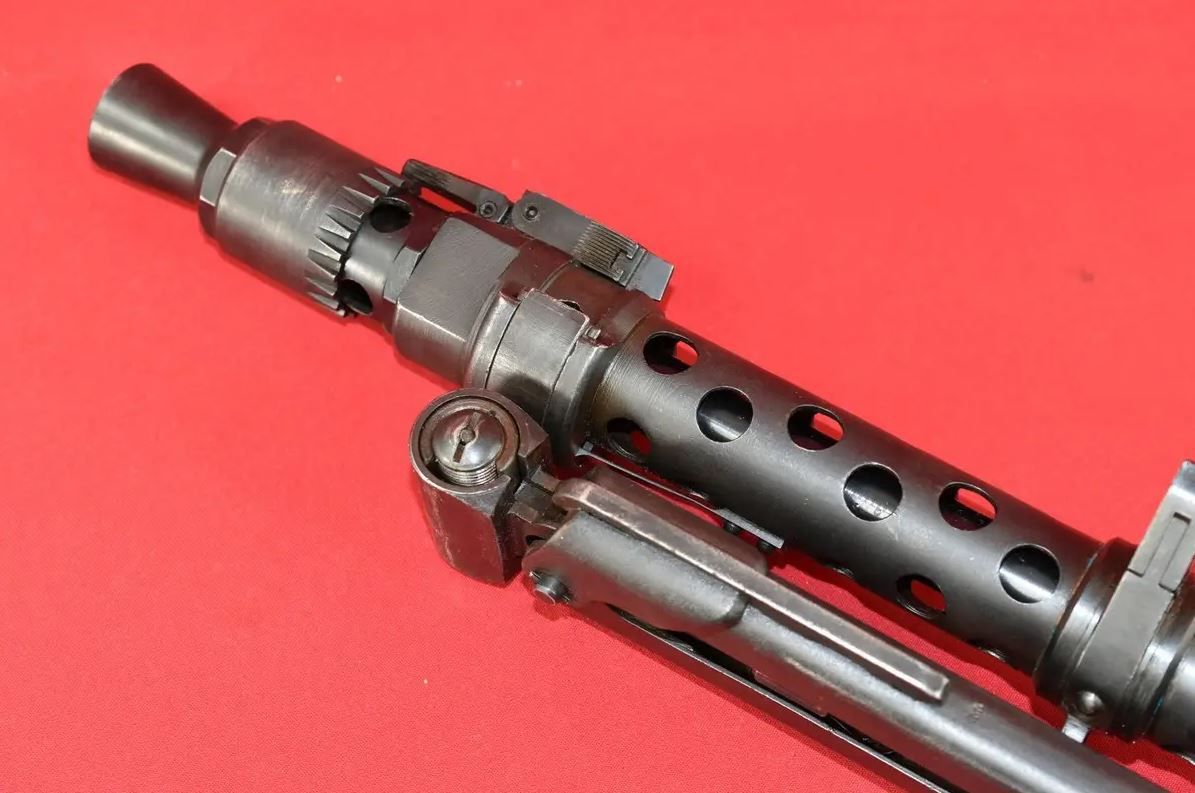 Zarówno jak MG34 jak i późniejsze MG42 i MG3 wykorzystują zamontowany na końcu lufy odrzutnik poprawiający niezawodność działania broni. 