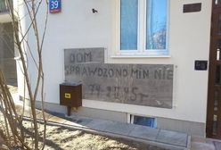 Historyczny napis na kamienicy przy Białobrzeskiej ocalony. "Dom sprawdzono min nie ma"
