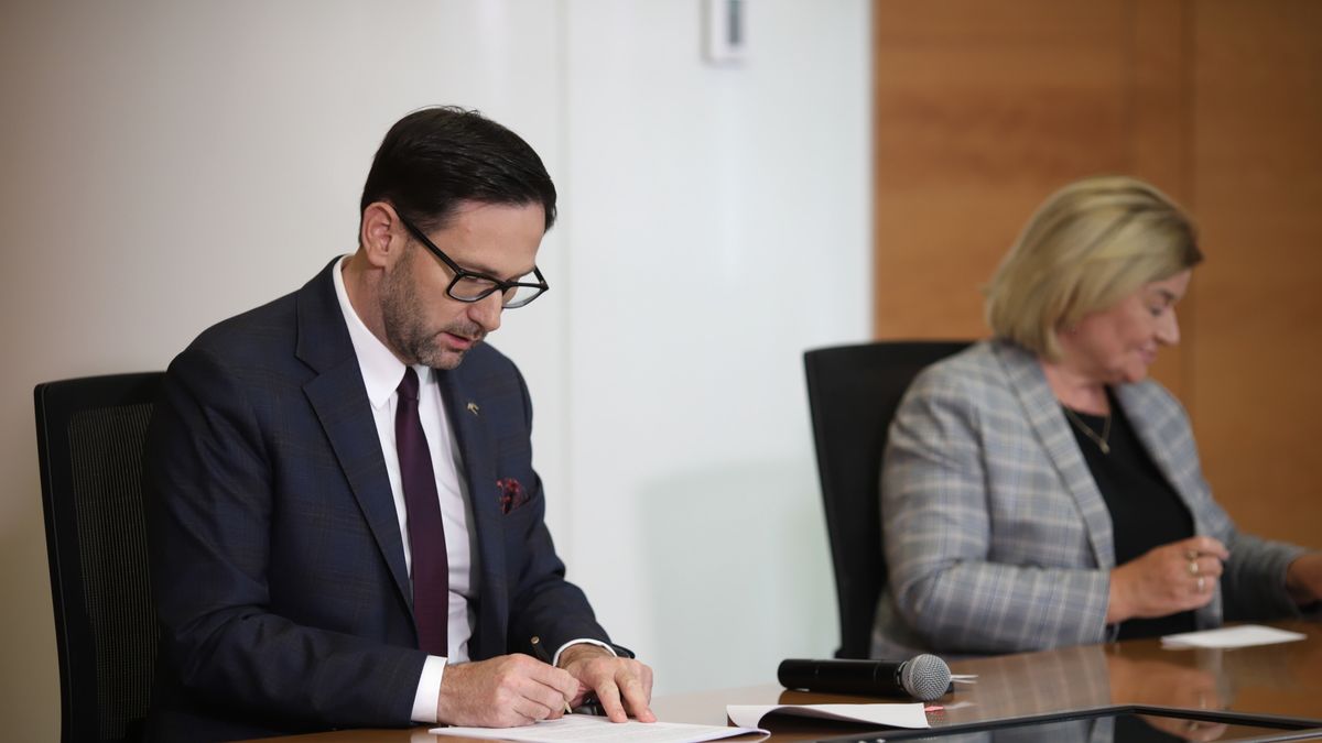 Płock, 19.07.2022. Prezes PKN Orlen Daniel Obajtek (L) oraz prezes Grupy Lotos Zofia Paryła (P) podczas podpisania porozumienia ze związkami zawodowymi Grupy Orlen i Grupy Lotos w Centrum Administracyjnym PKN Orlen w Płocku, 19 bm. Porozumienie potwierdza i ustala uprawnienia pracowników po połączeniu obu podmiotów. (jm) PAP/Szymon Łabiński