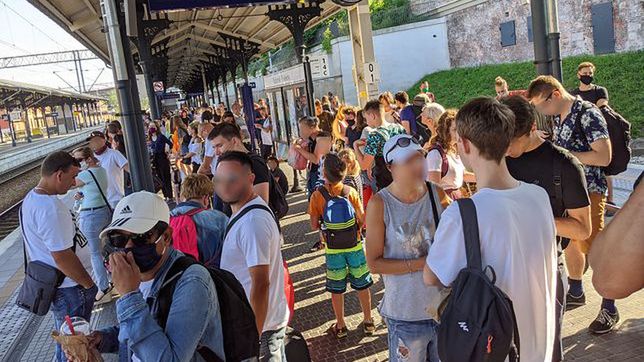 Mnóstwo ludzi na peronie w Gdańsku