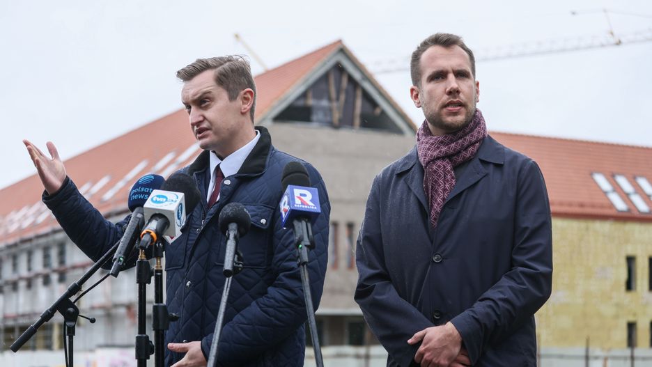 Jan Kanthak, Sebastian Kaleta
Warszawa, 02.04.2024. Pos�owie Jan Kanthak (P) oraz Sebastian Kaleta (L) podczas konferencji prasowej "W sprawie politycznych i bezprawnych dzia�a� prokuratury", 2 bm. w Warszawie. (sko) PAP/Leszek Szyma�ski
Leszek Szyma�ski
konferencja, polityk polityka, pose�, suwerenna polska, dzia�ania prokuratury, prasowa, briefing, prasowy