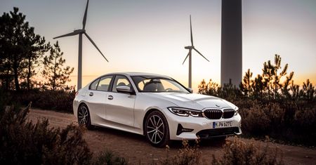 Nowe BMW 330e pokazuje, że hybrydy mogą być sportowe. Ma też większy zasięg