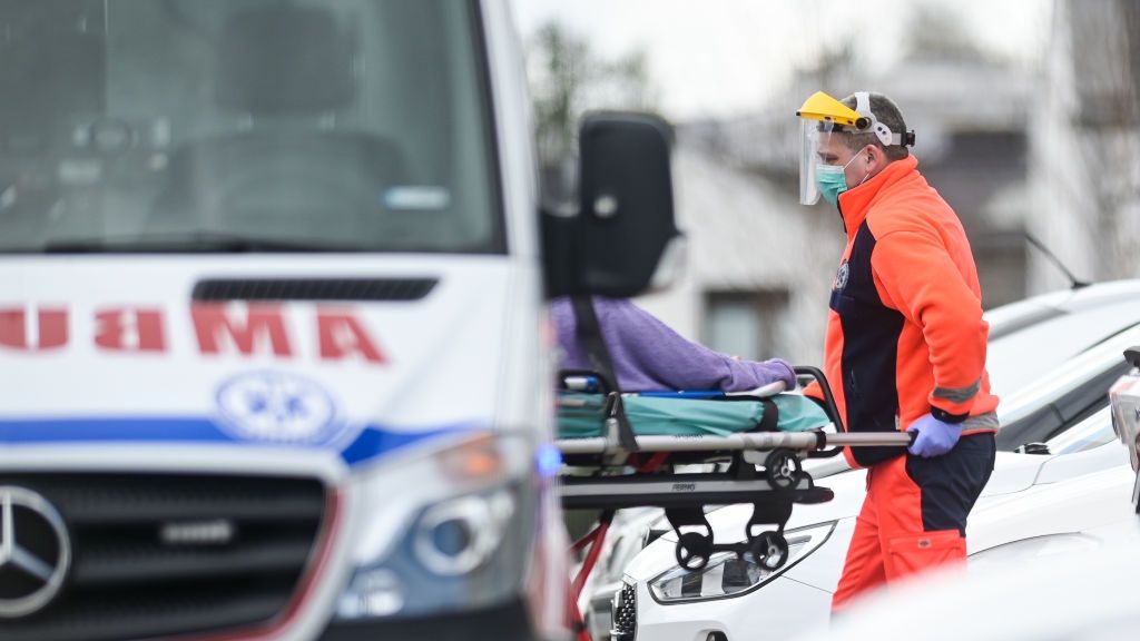 Koronawirus. Coraz więcej przypadków i zgonów w Polsce