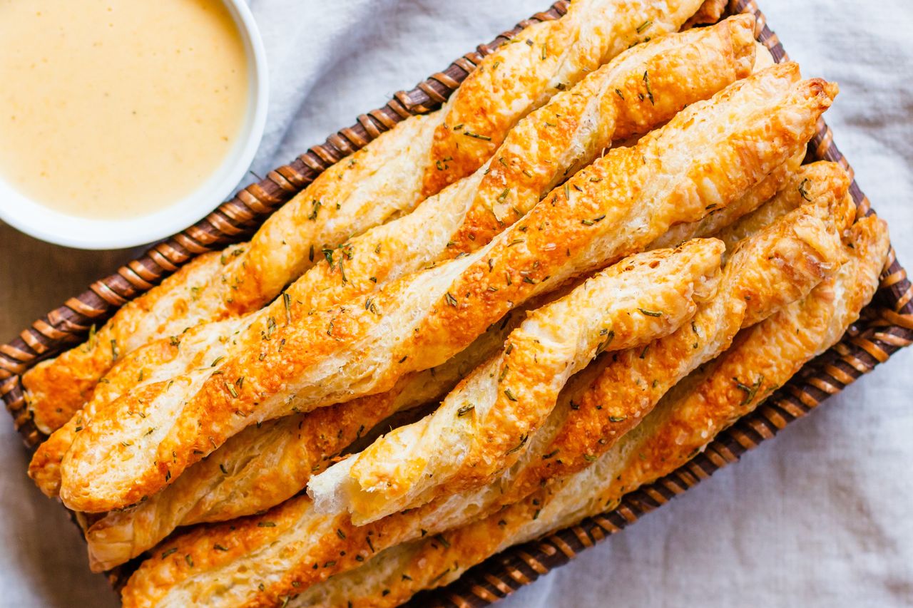 Szybka przekąska na karnawałową imprezę. Paluchy z pysznym pesto jako pierwsze znikną ze stołów